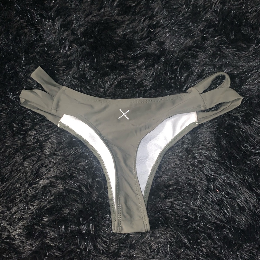 Boutine La Dual Strap Bottom